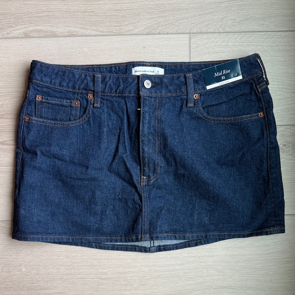 NWT Abercrombie denim skirt, size 31
